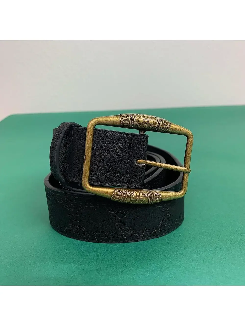 American Western Cowboy Cowgirl vintage style black belt. Gold belt buckle. 40